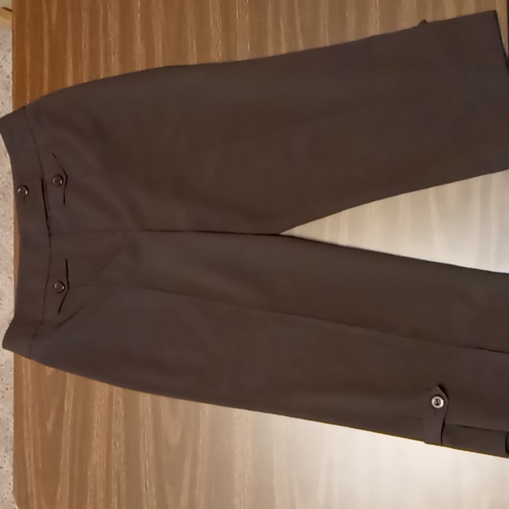 Larry Levine Brown Dress Capris w Button on Leg Size 6